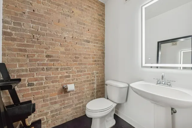 $849,000 | 728 West Jackson Boulevard, Unit 107, Chicago, IL 60661