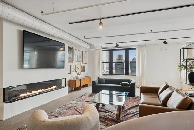 $849,000 | 728 West Jackson Boulevard, Unit 107, Chicago, IL 60661