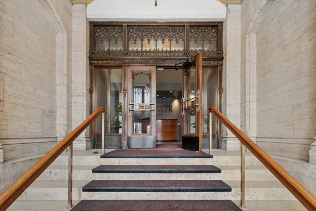 $849,000 | 728 West Jackson Boulevard, Unit 107, Chicago, IL 60661