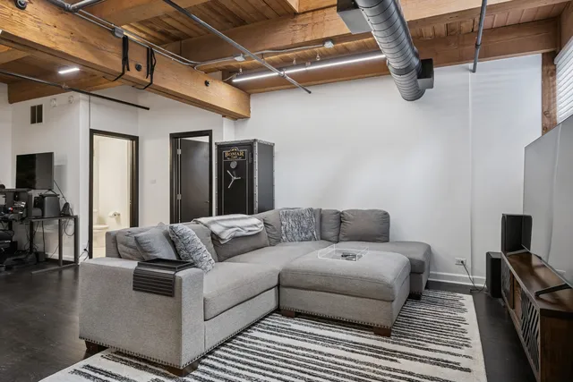 $849,000 | 728 West Jackson Boulevard, Unit 107, Chicago, IL 60661