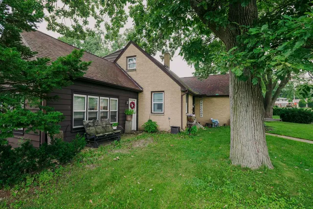 a view of a house with a yard