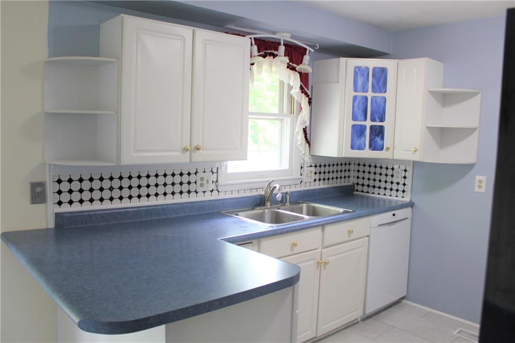 818 Piccadilly Road Anderson, IN 46013 - Photo 8 of 33 Gallery Image 8