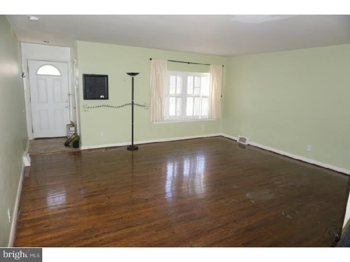 3703 West Country Club Road Philadelphia, PA 19131 - Photo 6 of 22 Living Room