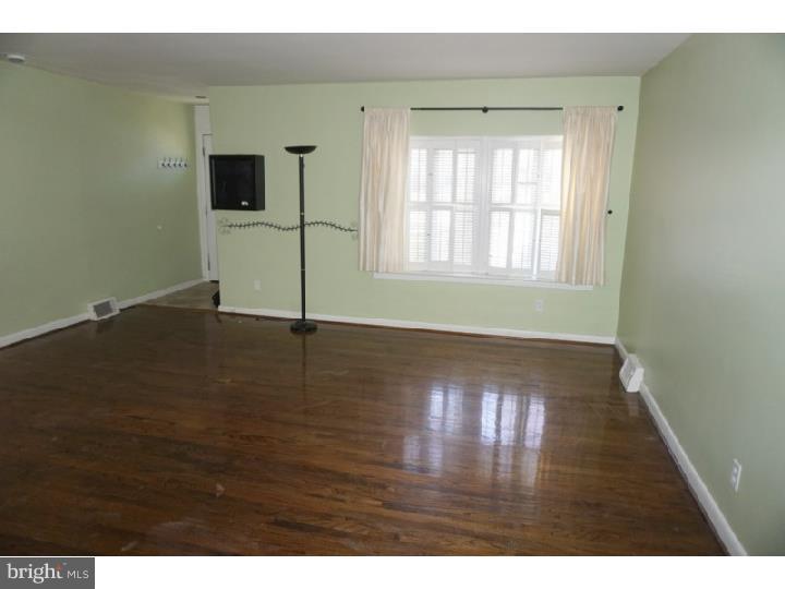 3703 West Country Club Road Philadelphia, PA 19131 - Photo 8 of 22 Living Room