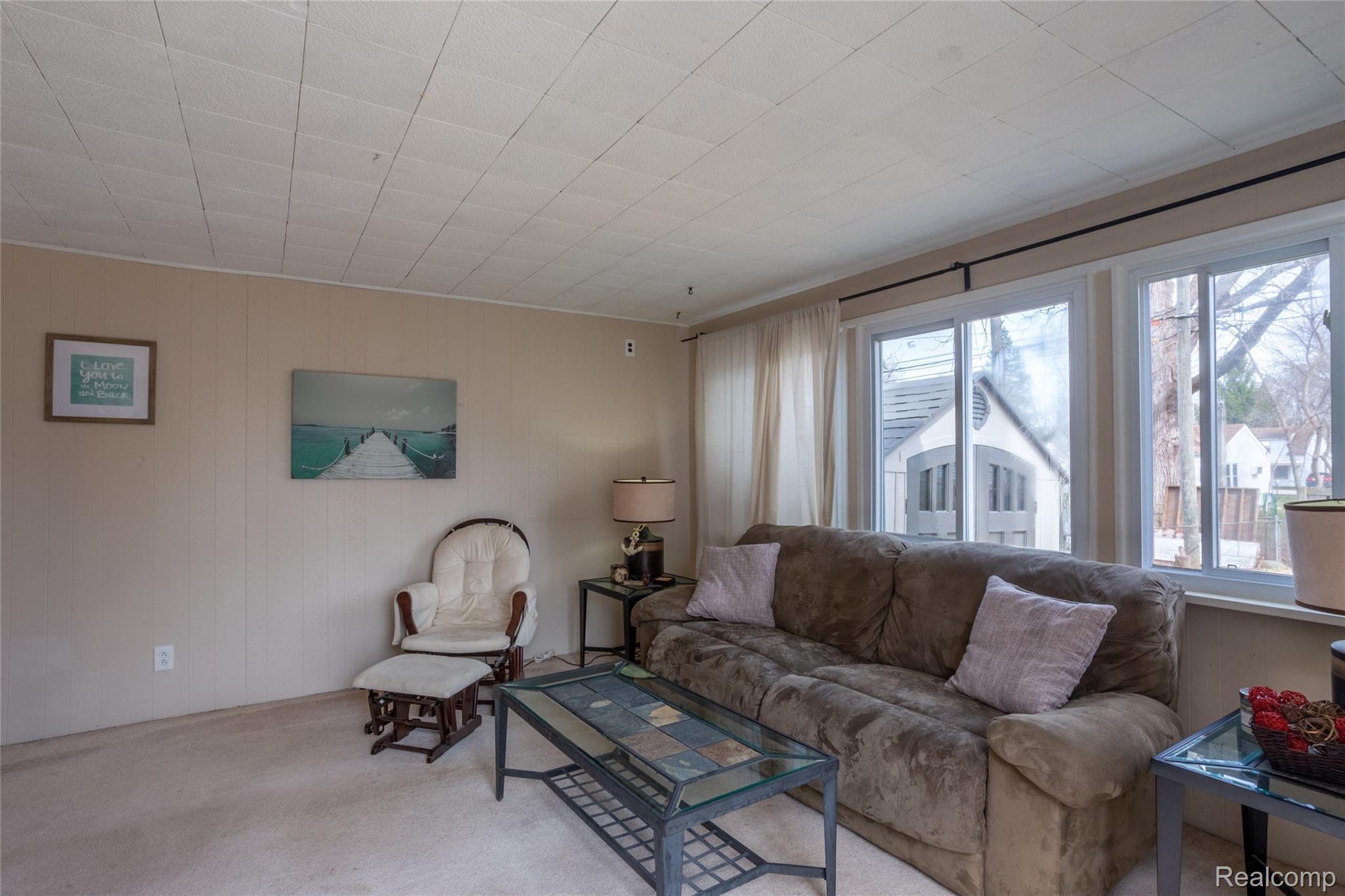 19426 Rensellor Street Livonia, MI 48152 - Photo 20 of 39 Rensellor_19426-Entry-Office-Family Room-26.jpg