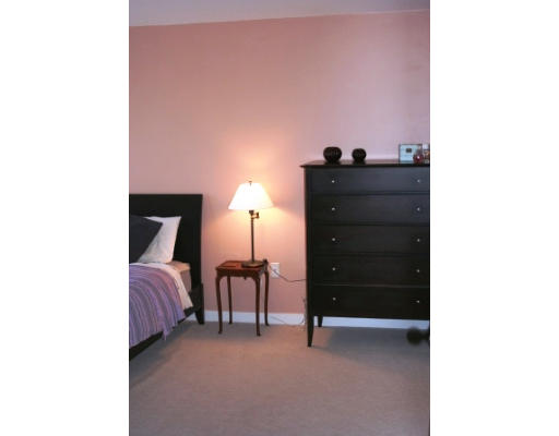 20 Chestnut Street, Unit 406 Cambridge, MA 02139 - Photo 11 of 17 a living room with furniture and a lamp