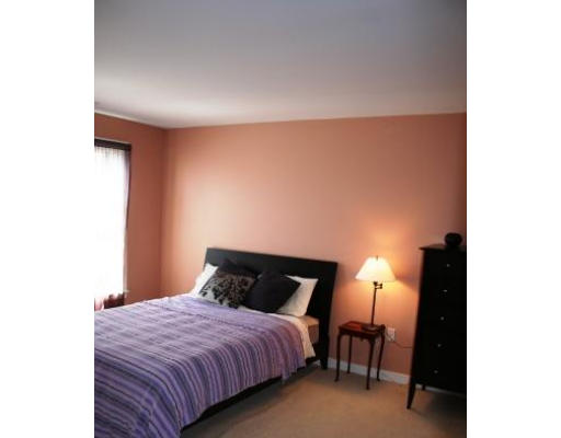 20 Chestnut Street, Unit 406 Cambridge, MA 02139 - Photo 5 of 17 a bedroom with a bed and a lamp