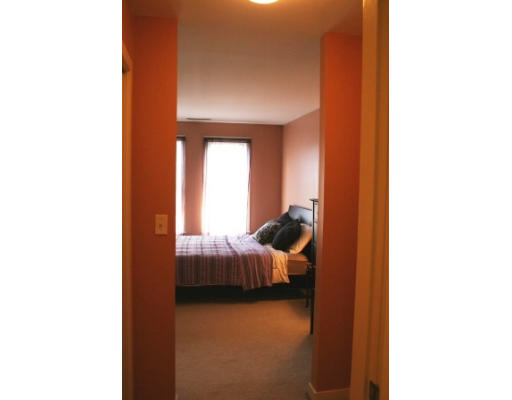 20 Chestnut Street, Unit 406 Cambridge, MA 02139 - Photo 10 of 17 a view of a bedroom with a bed and a window