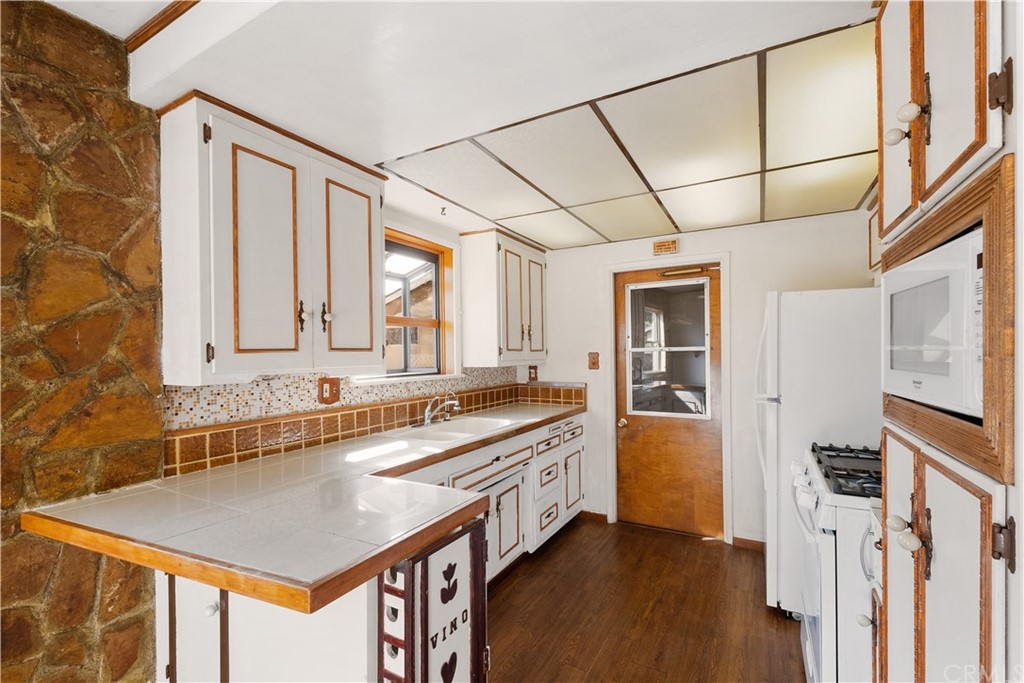 7119 Cortland Avenue Paramount, CA 90723 - Photo 11 of 30 a bathroom with a sink a mirror and a bathtub