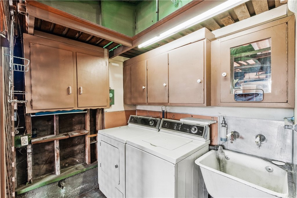 7119 Cortland Avenue Paramount, CA 90723 - Photo 25 of 30 a bathroom with a sink and a bathtub