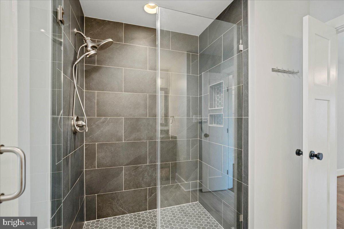 206 Point Lane Solomons, MD 20688 - Photo 25 of 46 Custom tiled shower with niches