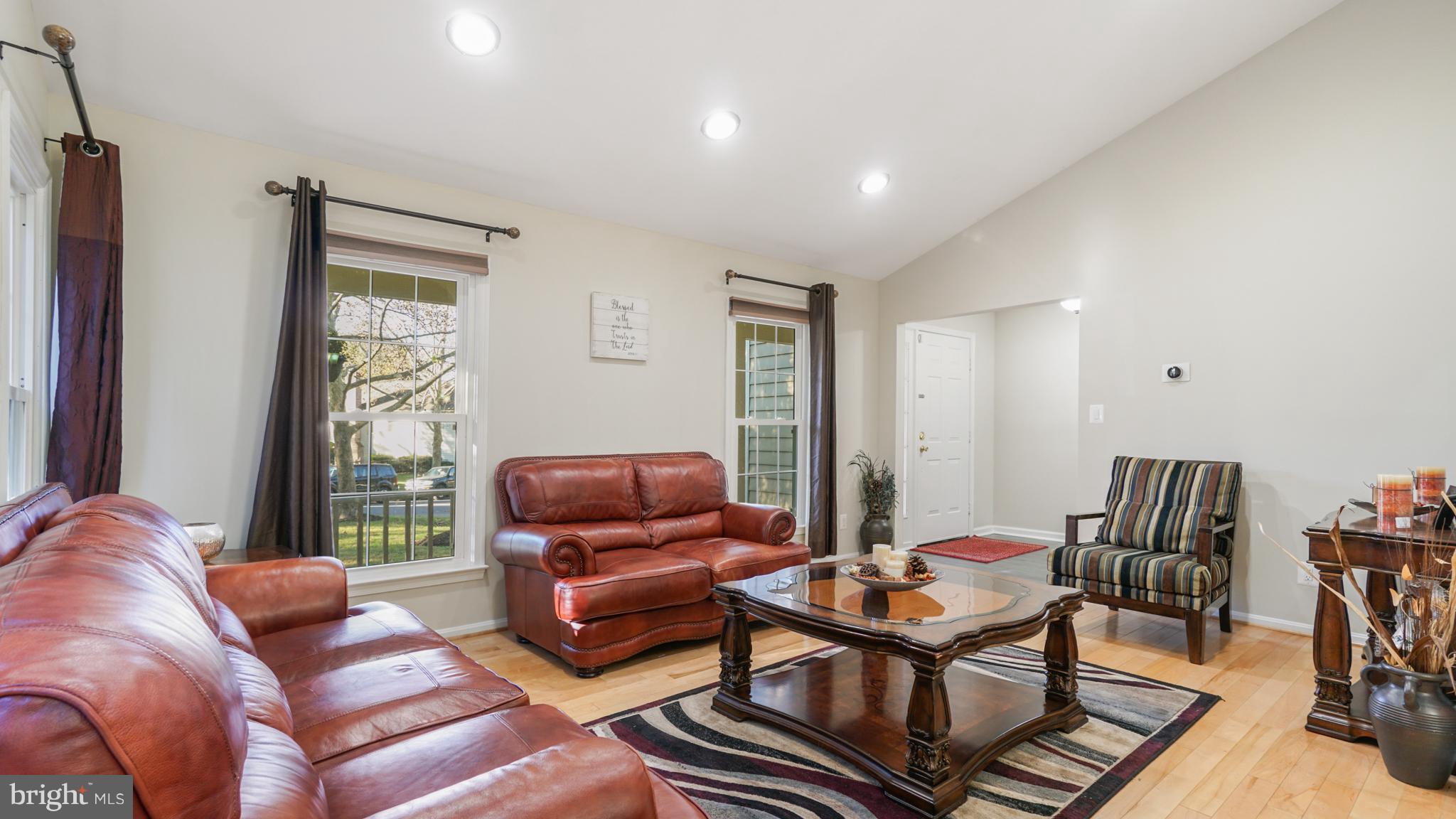 20617 Beaver Ridge Road Montgomery Village, MD 20886 - Photo 5 of 27 Living Room