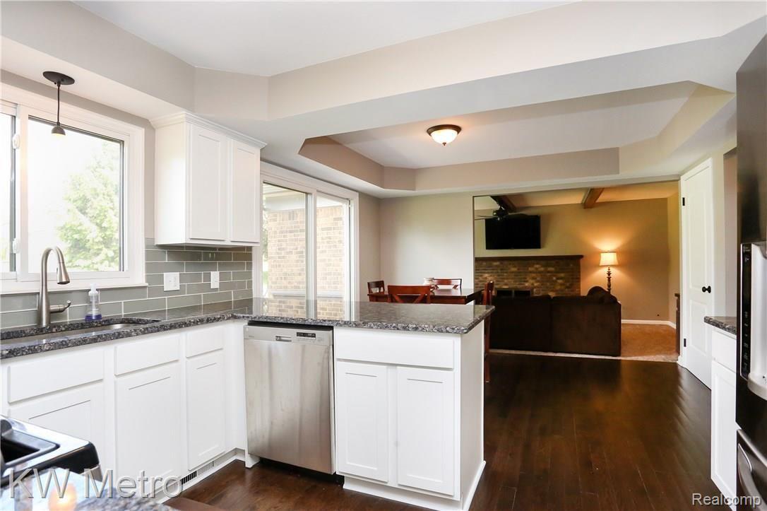 254 Slade Court Rochester, MI 48307 - Photo 9 of 48 Slade-8.jpg
