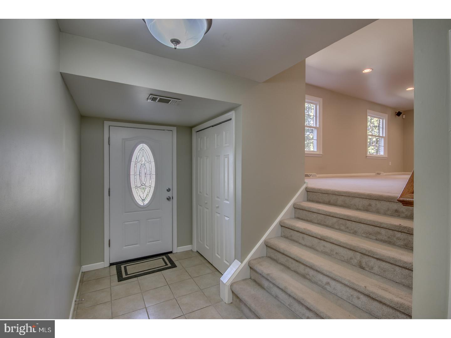 657 Beatty Road Springfield, PA 19064 - Photo 2 of 18 Foyer