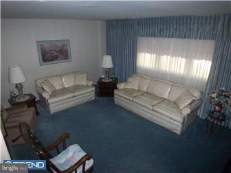 3327 Fairdale Road Philadelphia, PA 19154 - Photo 3 of 12 Living Room