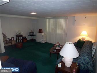 3327 Fairdale Road Philadelphia, PA 19154 - Photo 10 of 12 Family Room