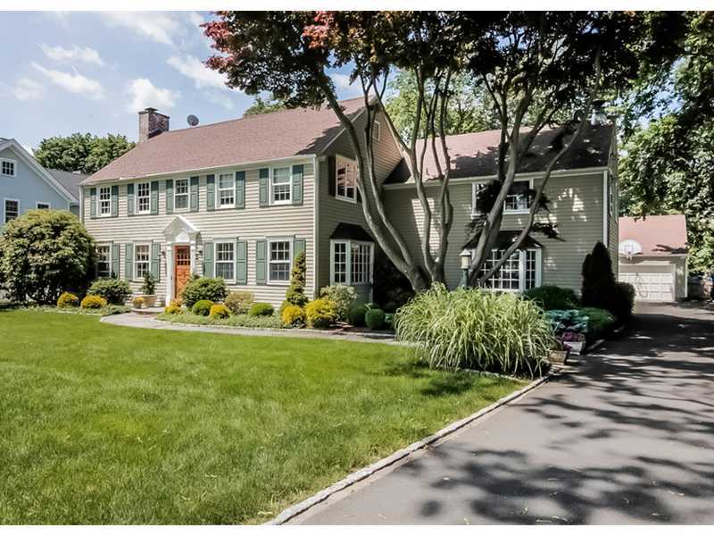 20 Beach Drive Darien, CT 06820 - Photo 2 of 25 a front view of a house with garden