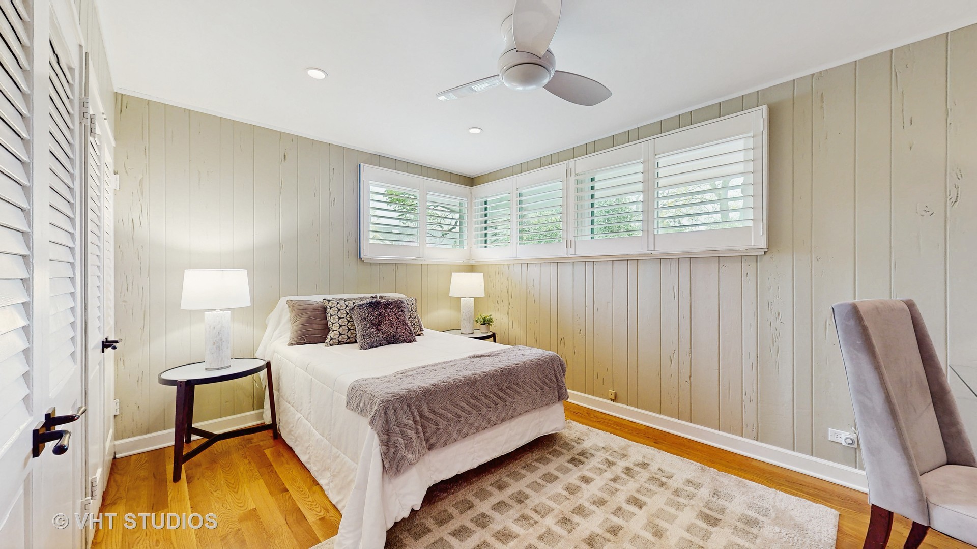 1321 Sheridan Road Wilmette, IL 60091 - Photo 21 of 36 a bedroom with a bed and a dresser