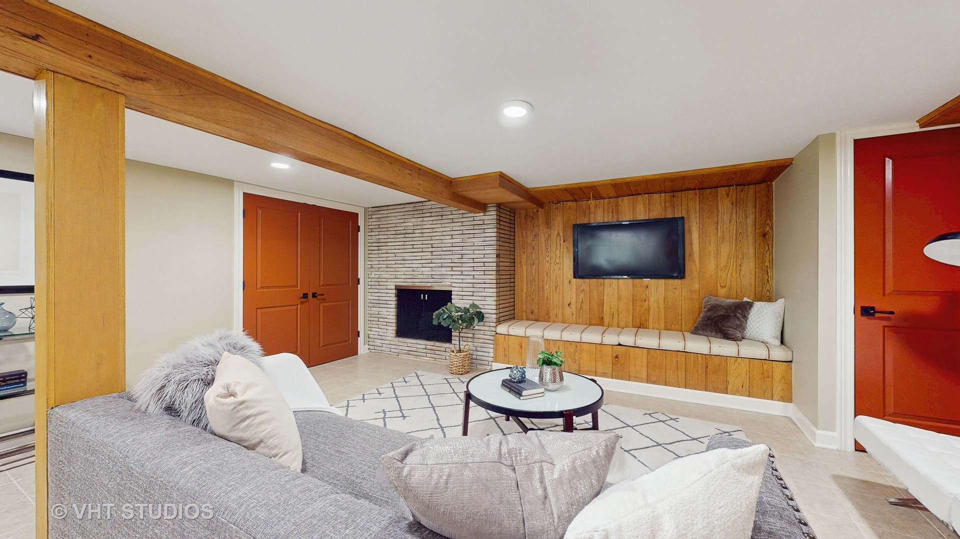 1321 Sheridan Road Wilmette, IL 60091 - Photo 27 of 36 a living room with furniture and a flat screen tv