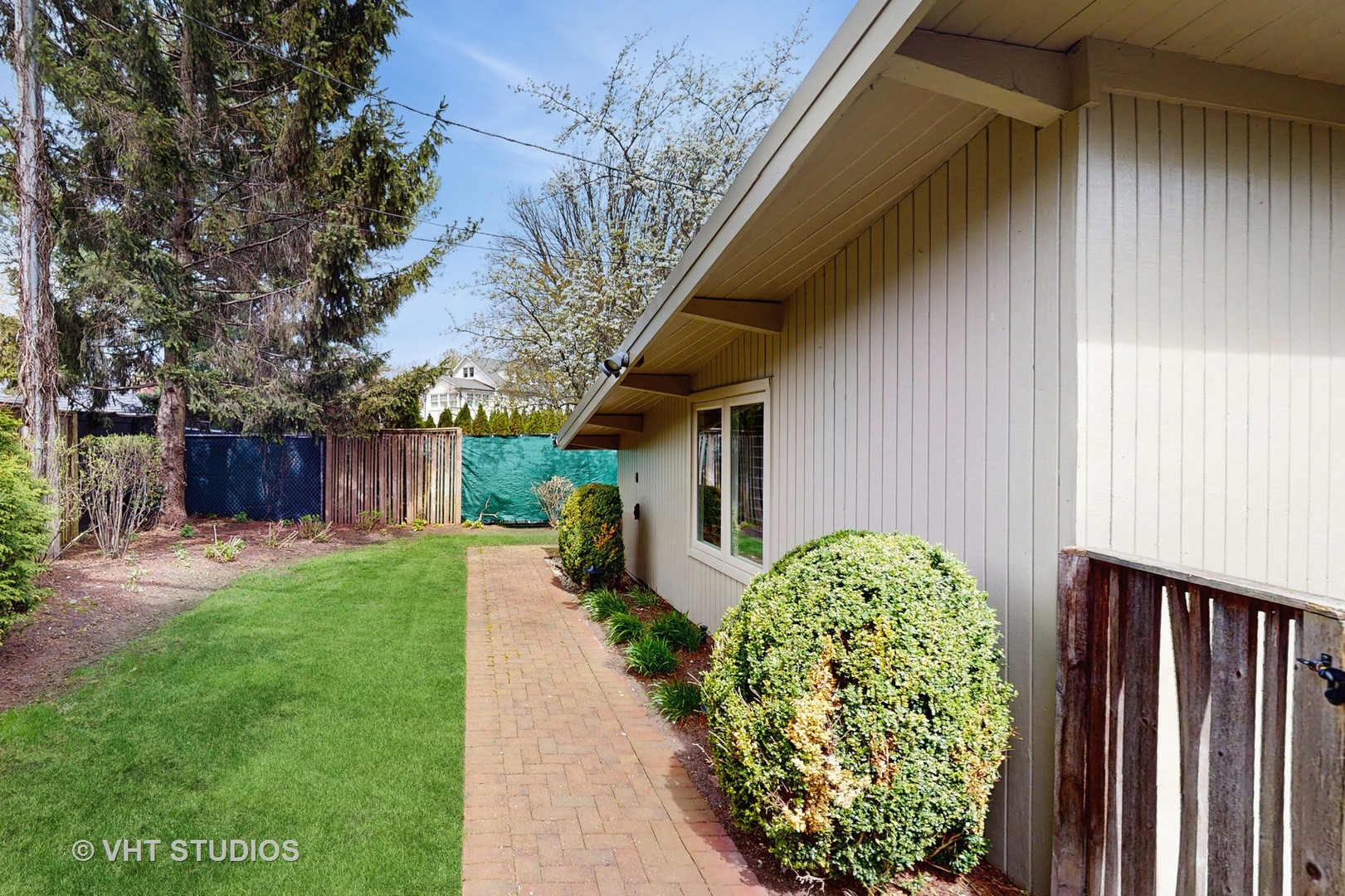 1321 Sheridan Road Wilmette, IL 60091 - Photo 31 of 36 a front view of a house with garden
