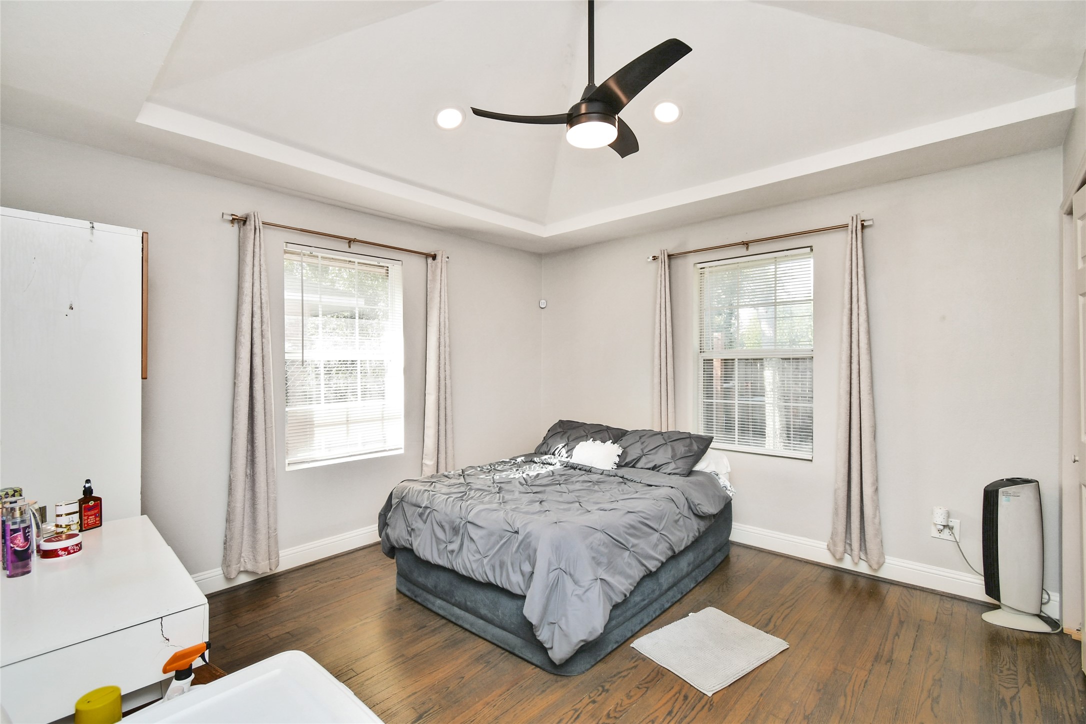 5035 North Freeway Houston, TX 77022 - Photo 11 of 38 a bedroom with a bed and wooden floor