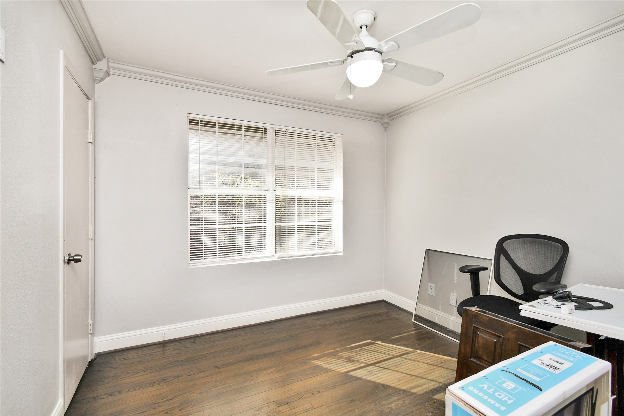 5035 North Freeway Houston, TX 77022 - Photo 13 of 38 a view of a workspace with furniture and a window