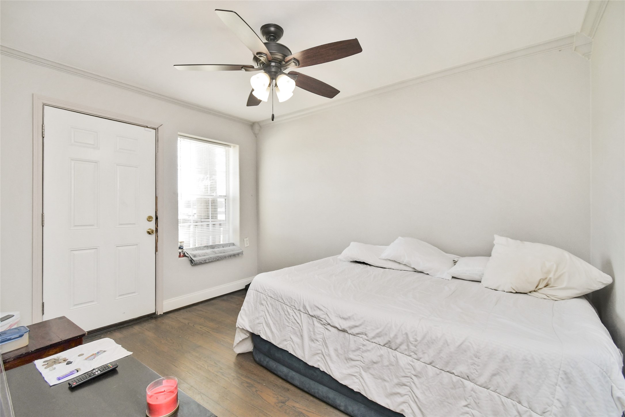 5035 North Freeway Houston, TX 77022 - Photo 15 of 38 a bedroom with a large bed and a window