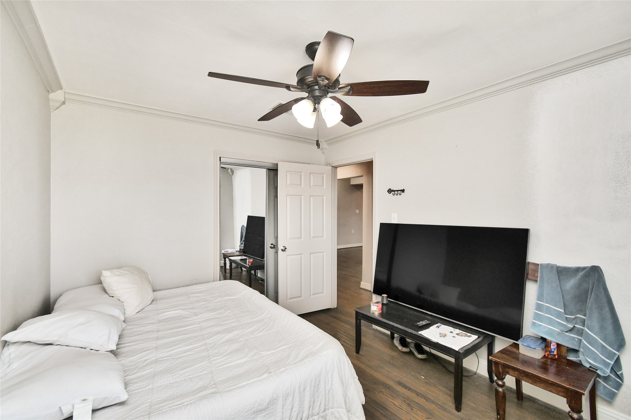 5035 North Freeway Houston, TX 77022 - Photo 16 of 38 a bedroom with a bed and a flat screen tv