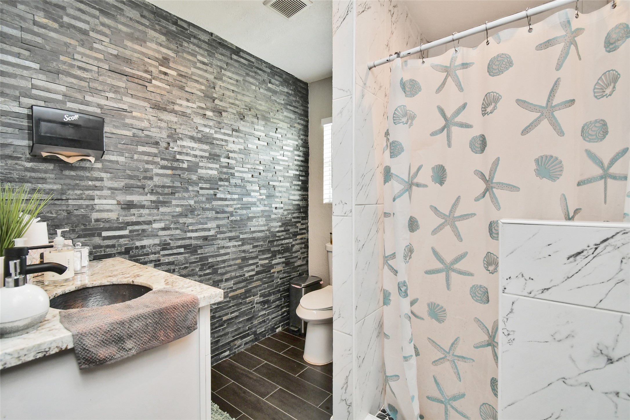 5035 North Freeway Houston, TX 77022 - Photo 17 of 38 a bathroom with a sink and a toilet
