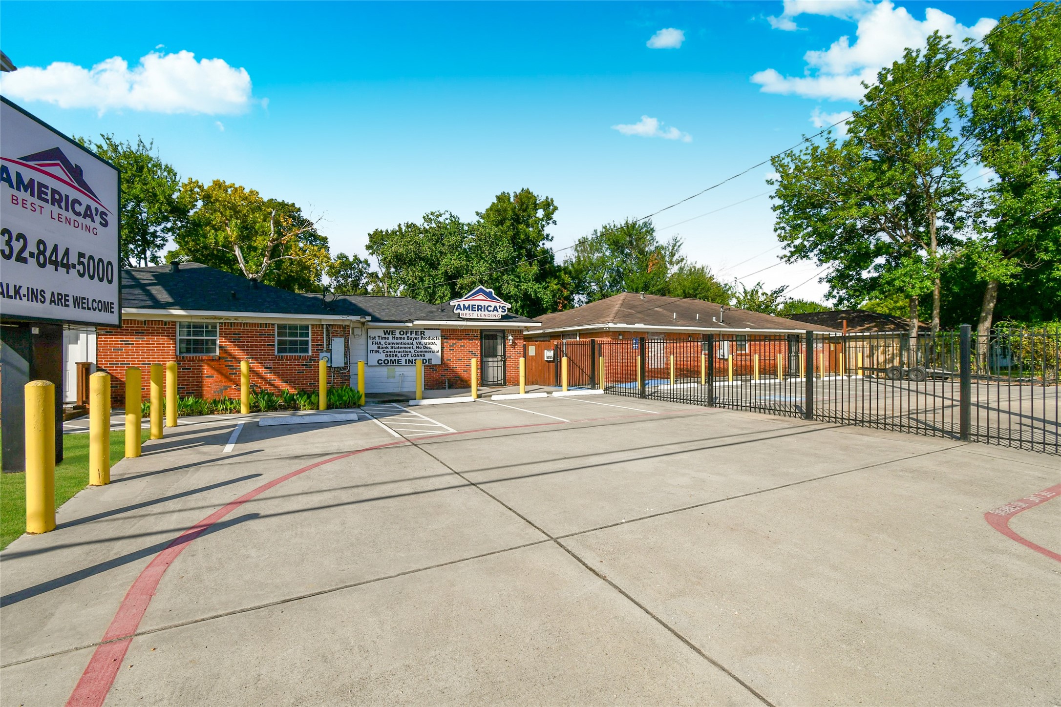 5035 North Freeway Houston, TX 77022 - Photo 2 of 38 a front view of a house with a yard