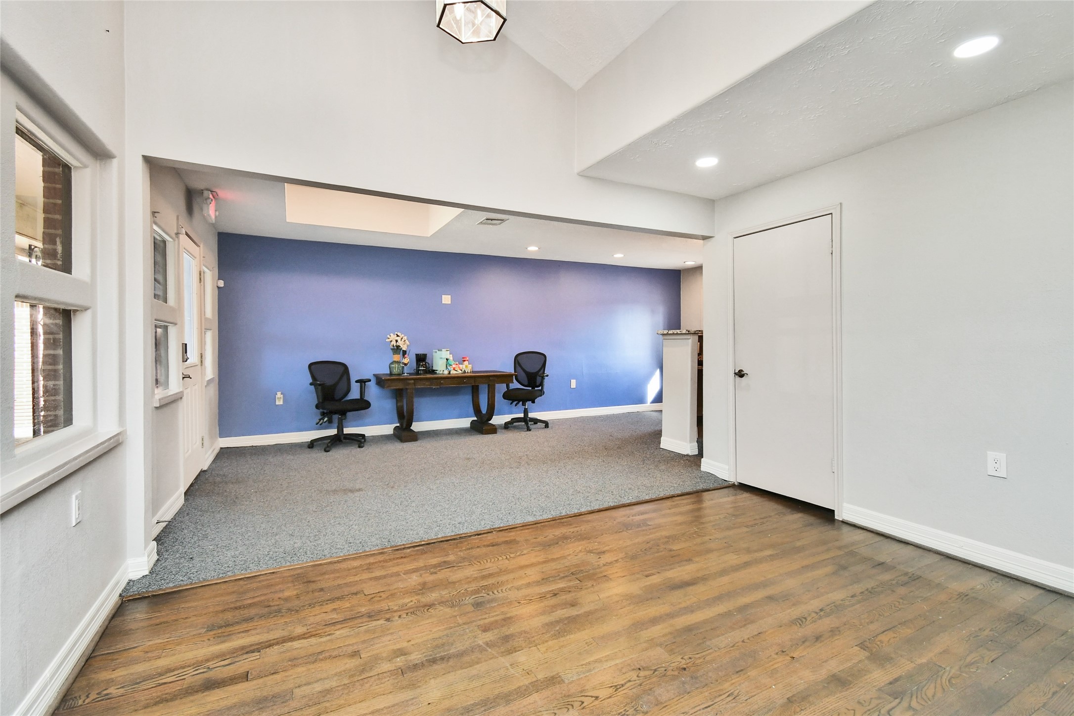 5035 North Freeway Houston, TX 77022 - Photo 22 of 38 a view of a livingroom with furniture and a window