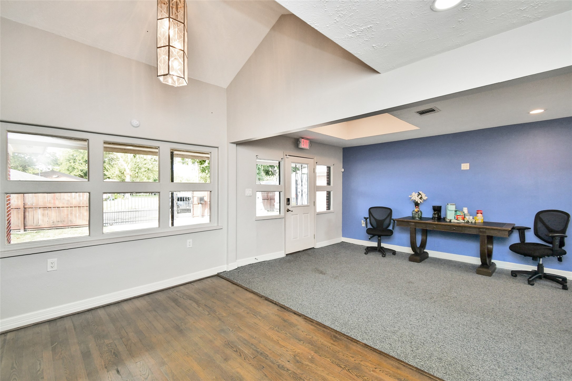 5035 North Freeway Houston, TX 77022 - Photo 23 of 38 a living room with furniture and a window