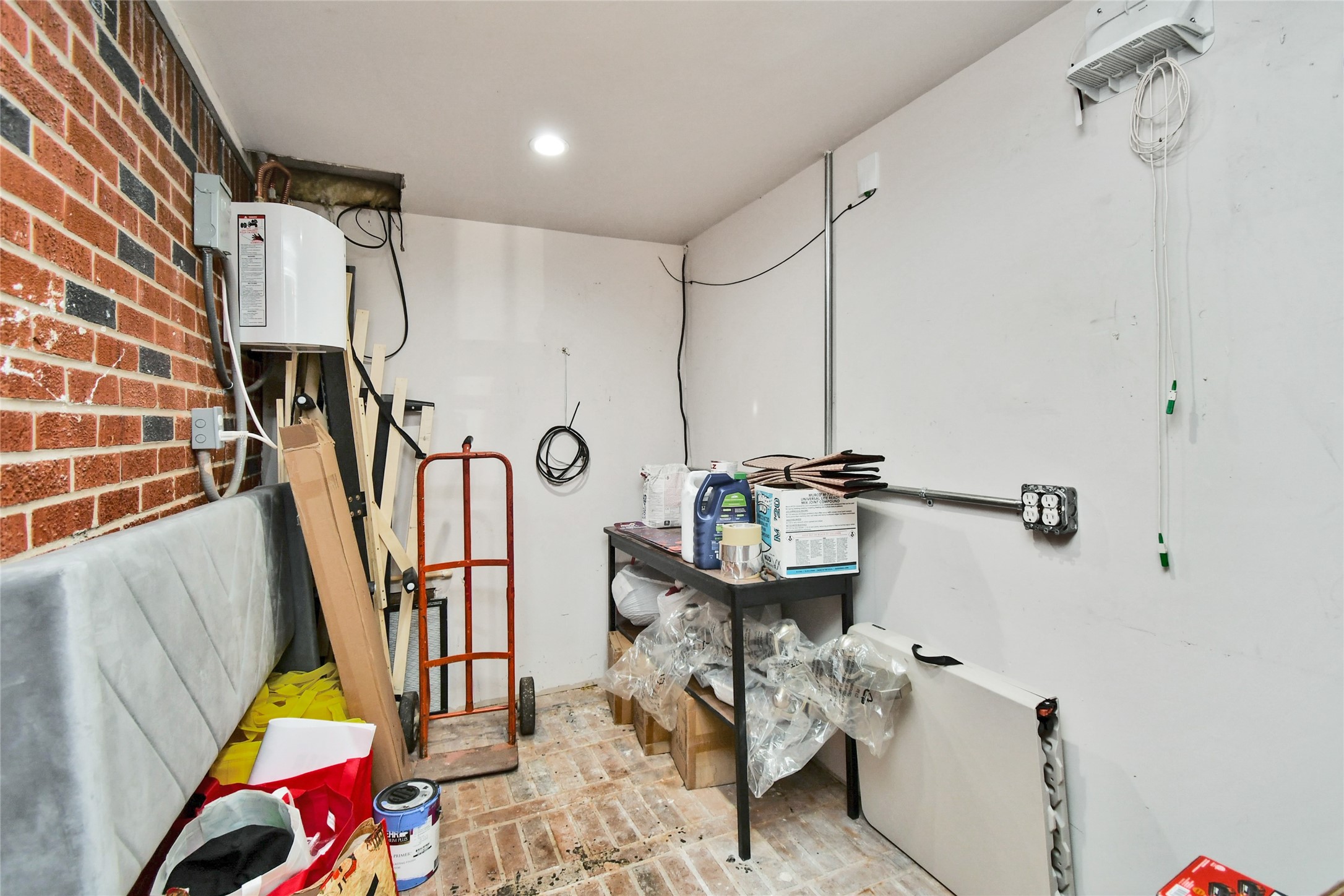 5035 North Freeway Houston, TX 77022 - Photo 29 of 38 a bathroom with a sink mirror and shower