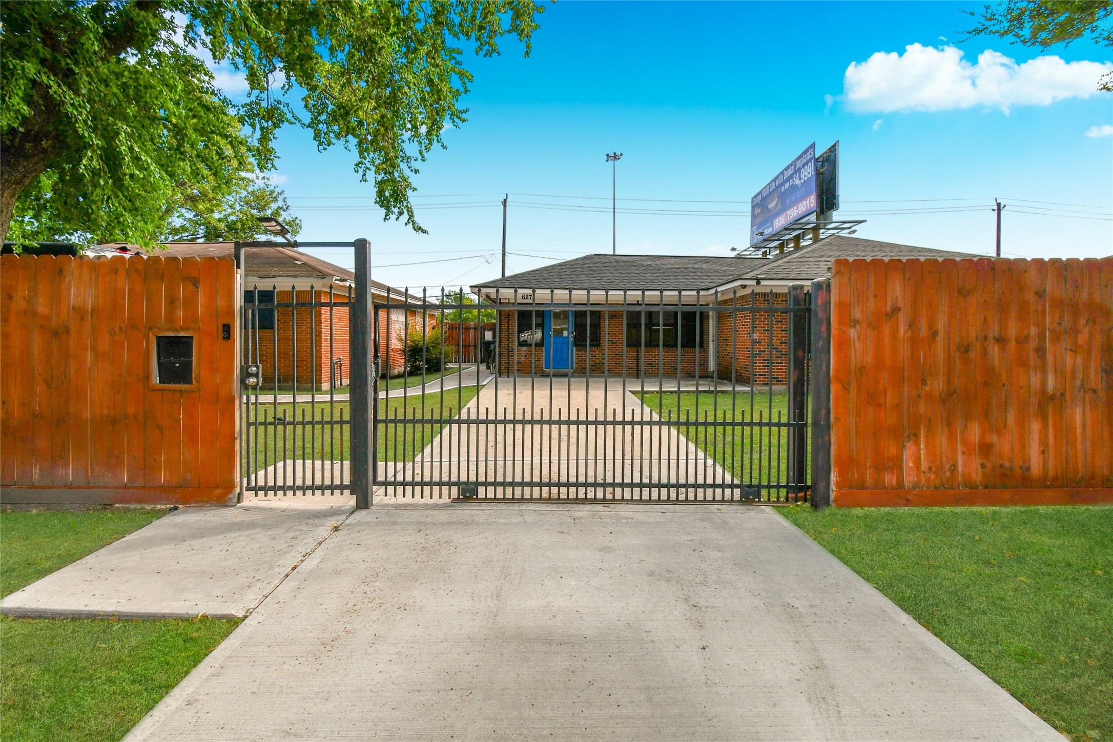 5035 North Freeway Houston, TX 77022 - Photo 30 of 38 a view of a house with backyard and porch