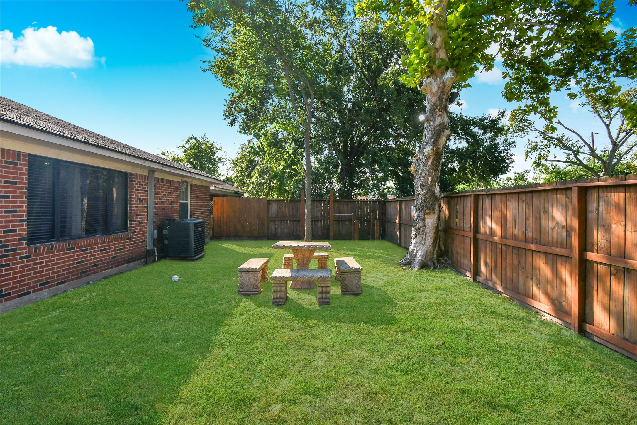 5035 North Freeway Houston, TX 77022 - Photo 33 of 38 a backyard of a house with table and chairs