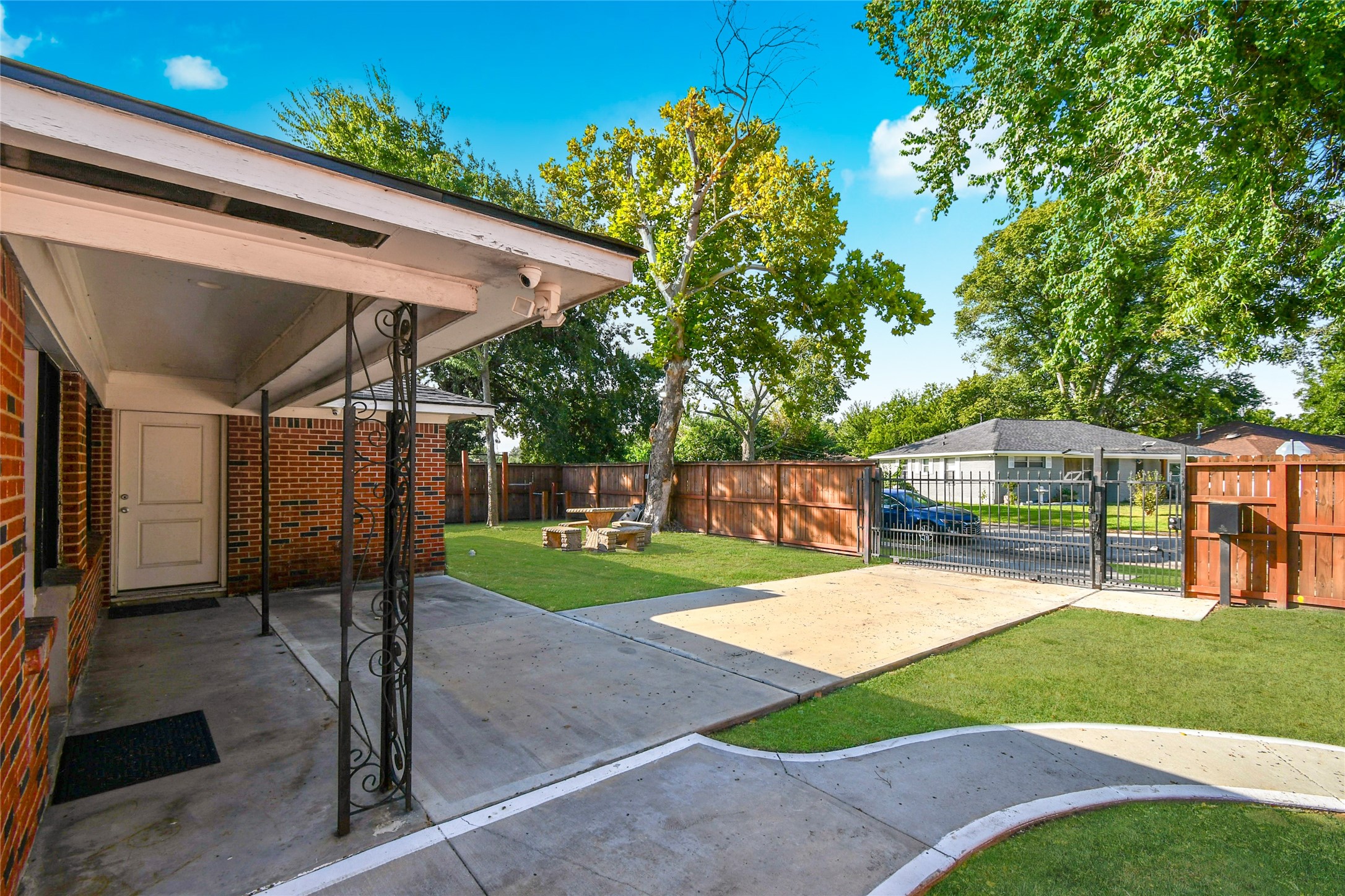 5035 North Freeway Houston, TX 77022 - Photo 34 of 38 a view of a house with a backyard