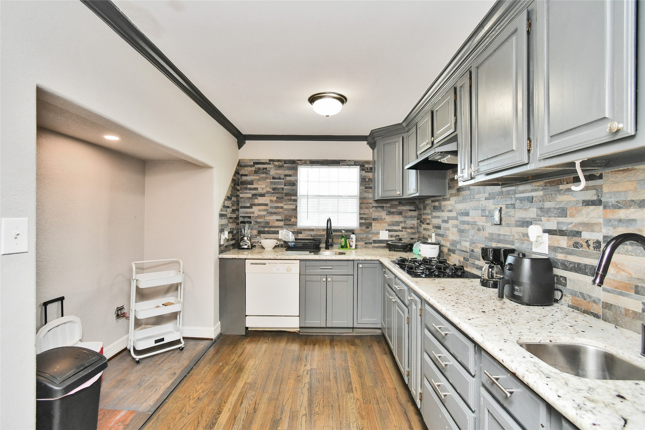 5035 North Freeway Houston, TX 77022 - Photo 5 of 38 a kitchen with a sink a stove and cabinets