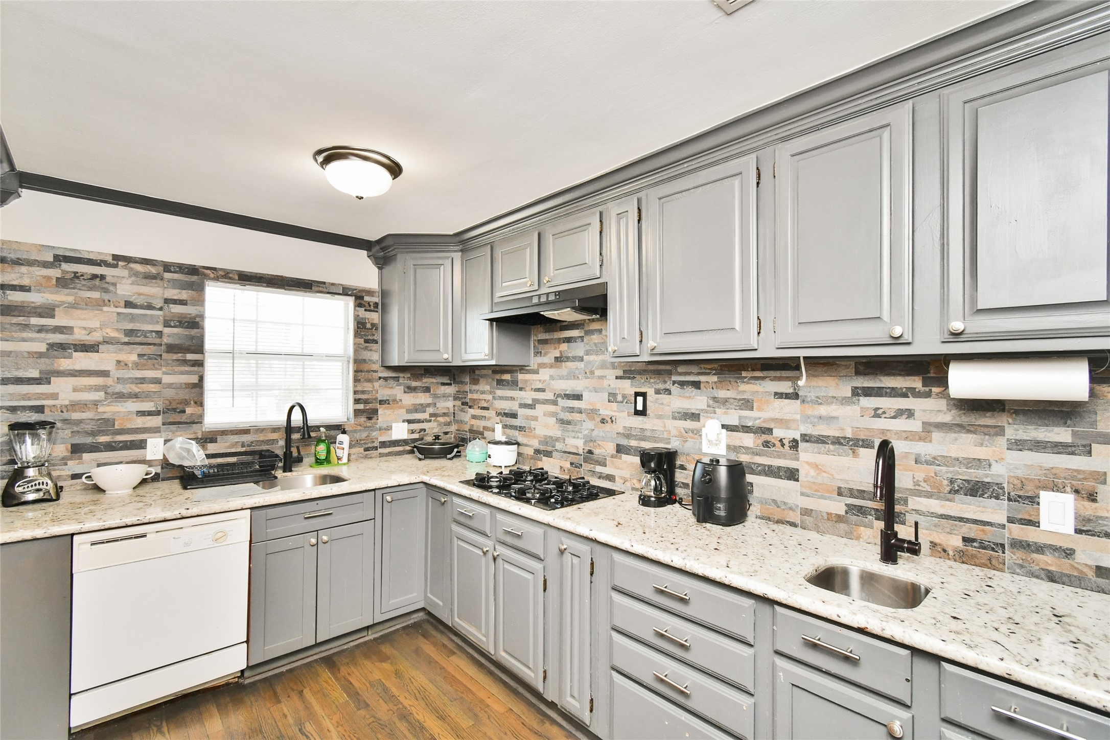 5035 North Freeway Houston, TX 77022 - Photo 6 of 38 a kitchen with sink cabinets and window