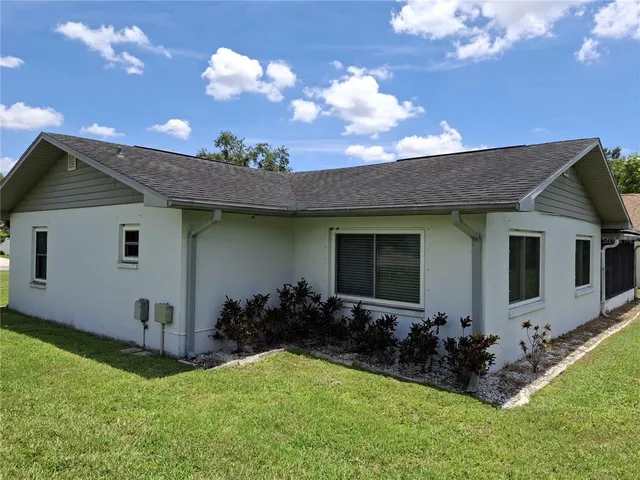 a view of a house with backyard and garden