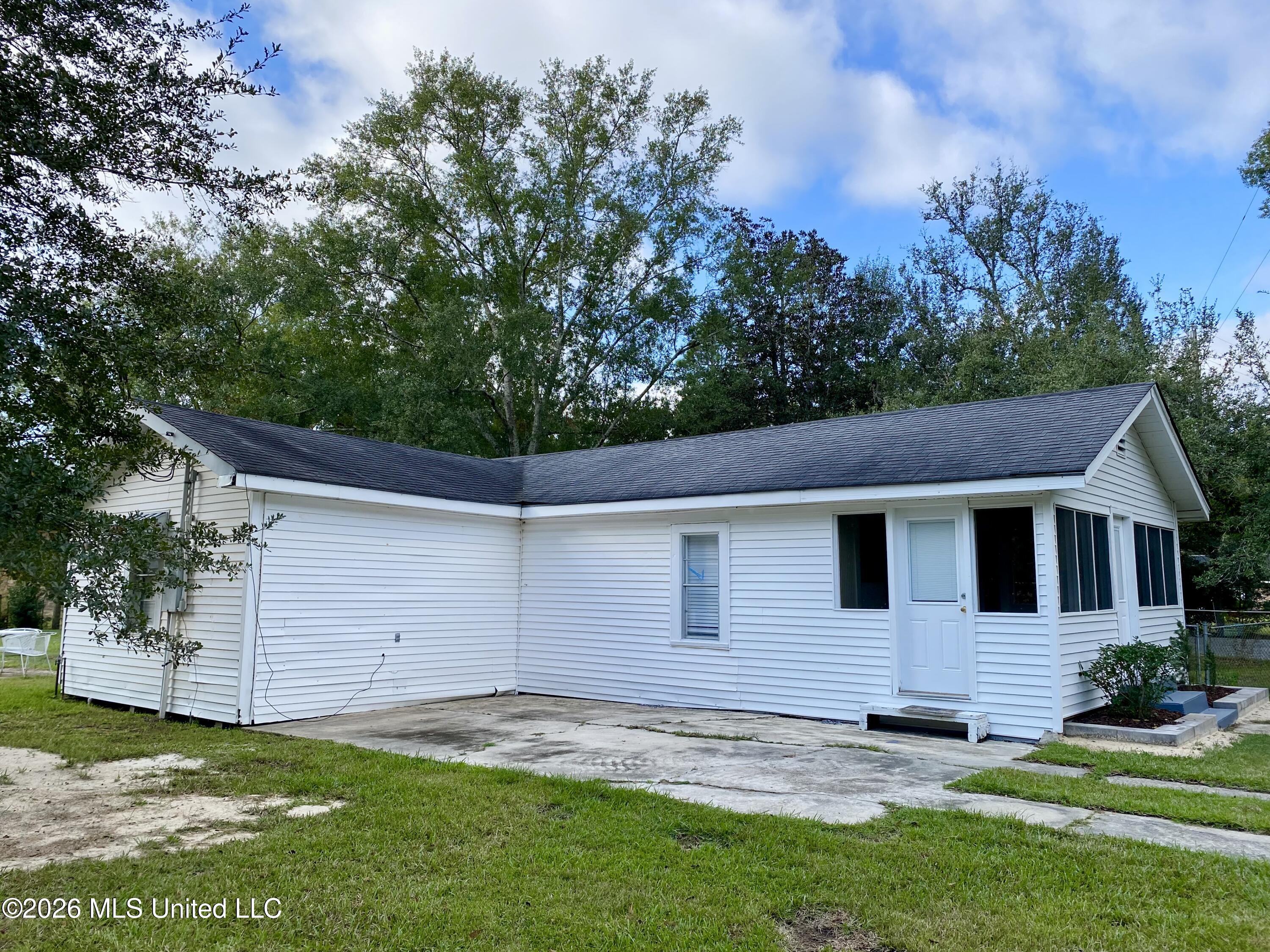 149 Grover Barrett Road Picayune, MS 39466 - Photo 3 of 28 3, IMG_6560