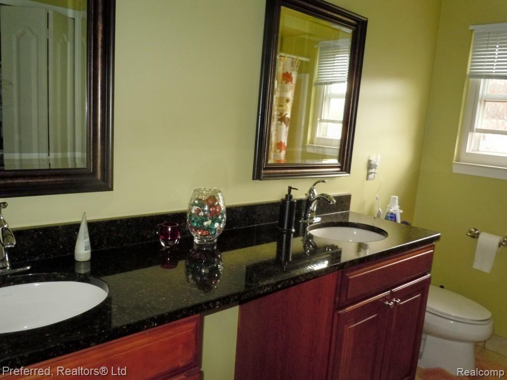 43669 Oakbrook Road Canton, MI 48187 - Photo 15 of 19 REMODELED MAIN BATH