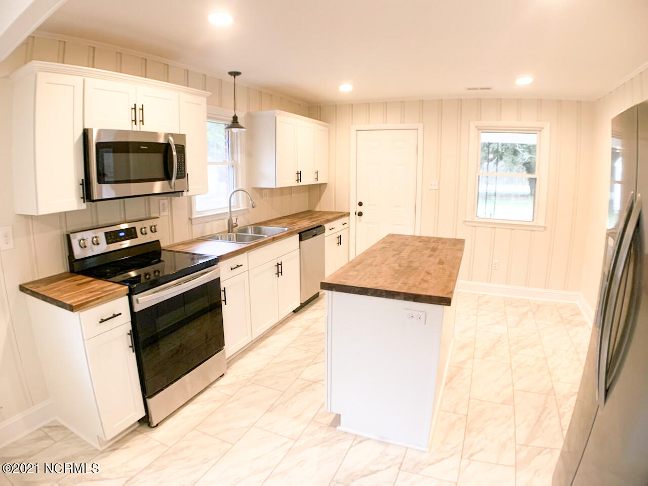 1778 Old Mill Road Wallace, NC 28466 - Photo 2 of 12 Bright, elegant kitchen