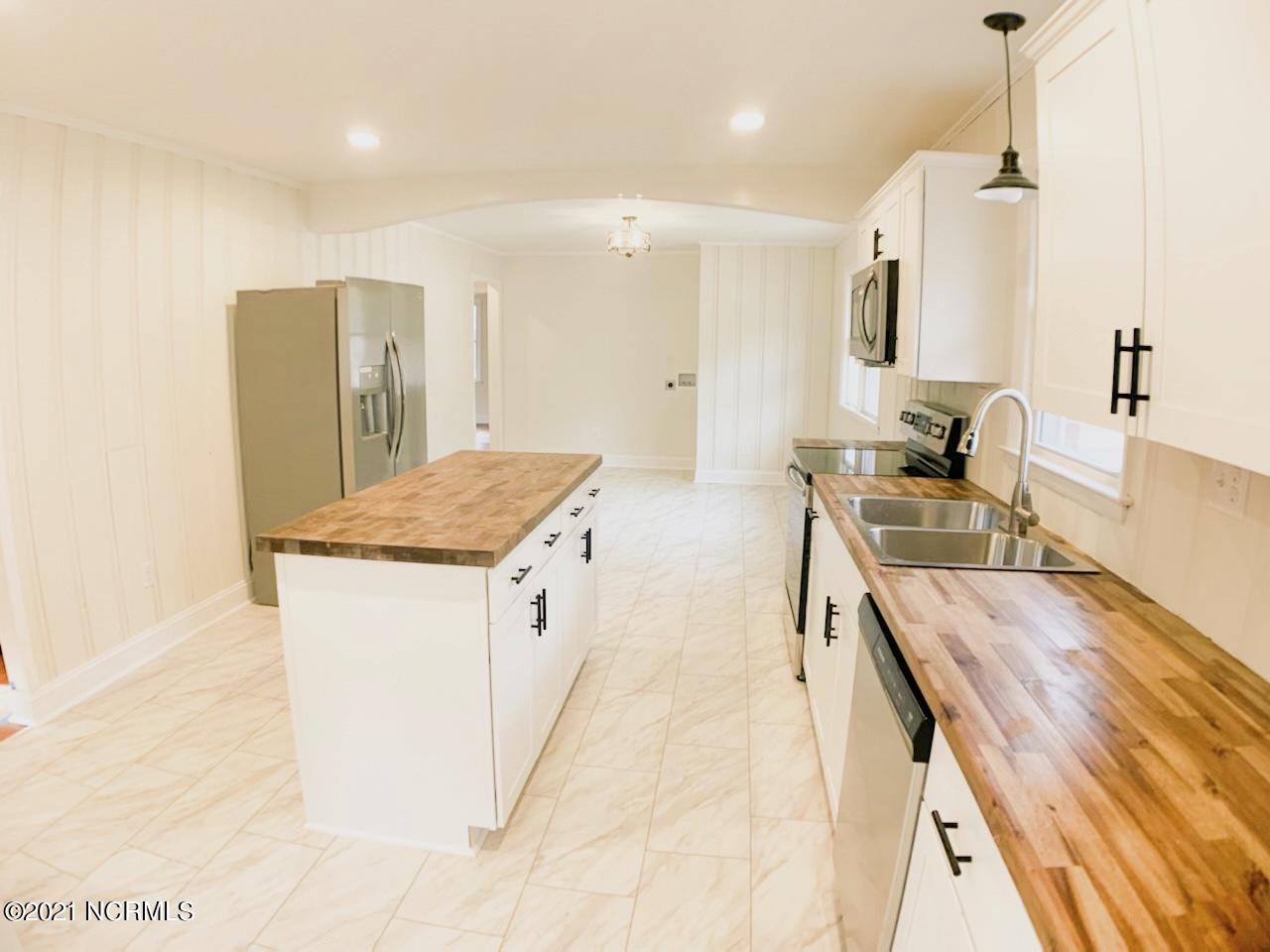 1778 Old Mill Road Wallace, NC 28466 - Photo 4 of 12 Bright, elegant kitchen