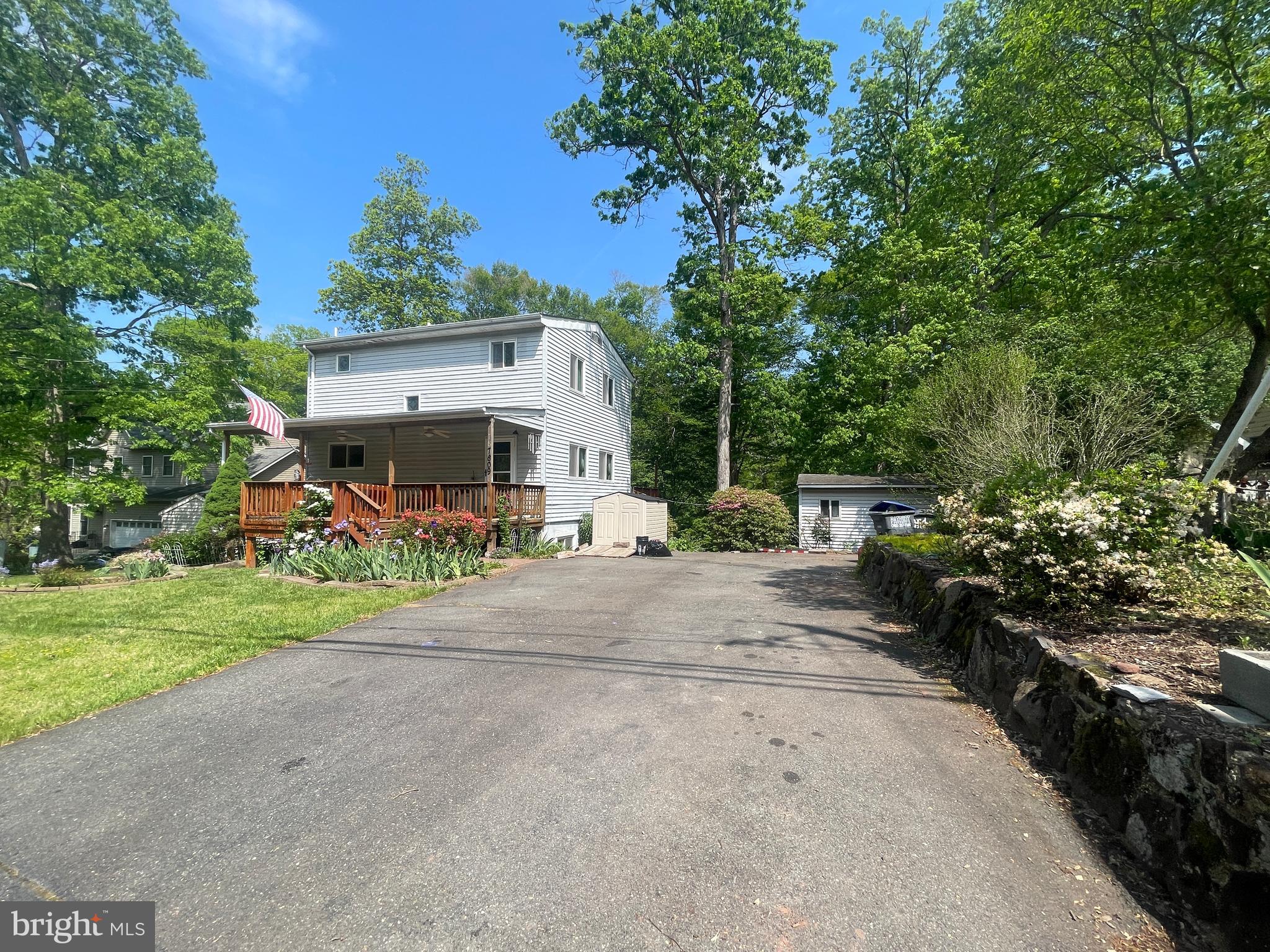 7809 Lake Drive Manassas, VA 20111 - Photo 43 of 44 a view of a garden with patio