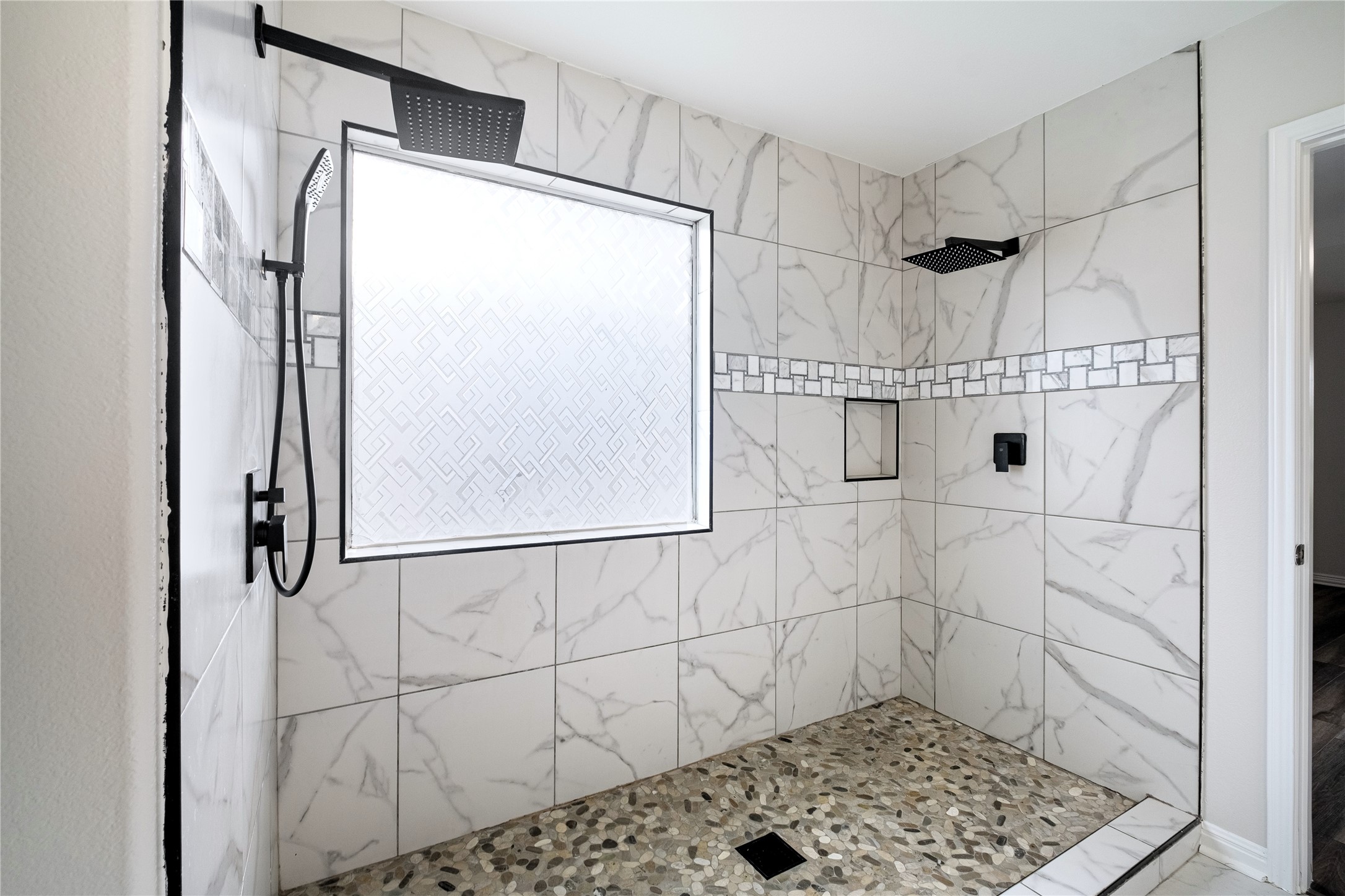 1400 Portchester Castle Path Pflugerville, TX 78660 - Photo 24 of 40 Bathroom with a tile shower