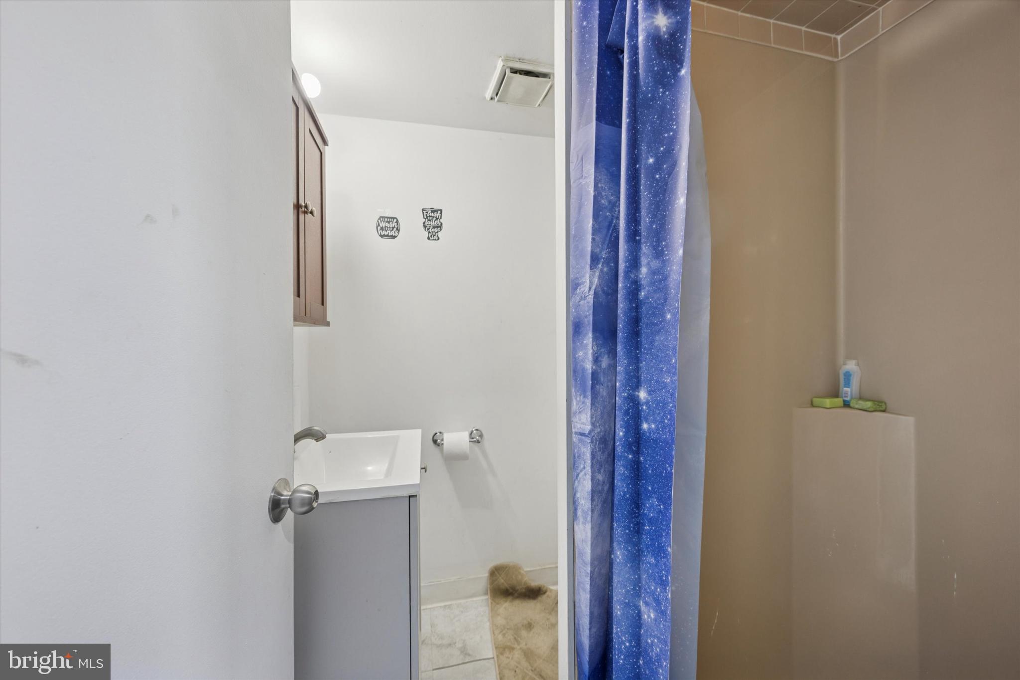 1946 Carter Road Folcroft, PA 19032 - Photo 20 of 26 a bathroom with a bathtub and shower