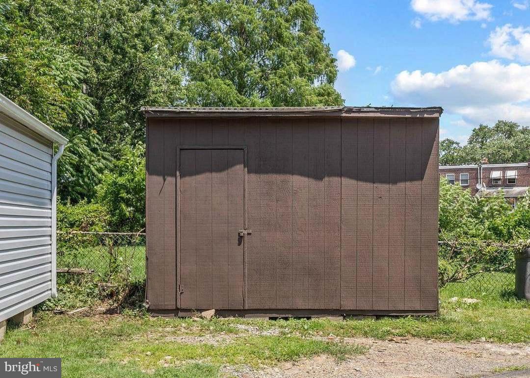 1946 Carter Road Folcroft, PA 19032 - Photo 25 of 26 a backyard of a house with lots of green space
