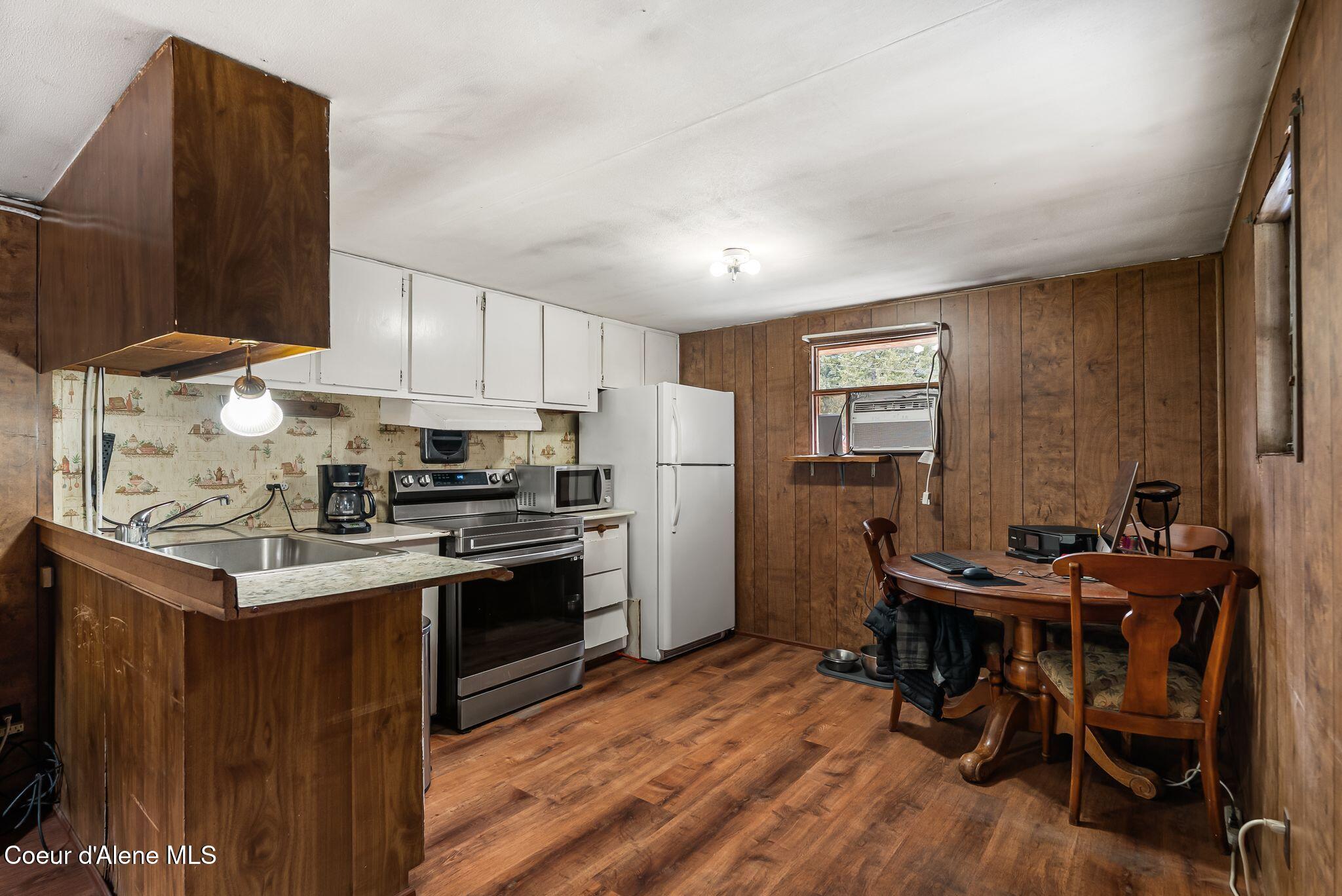 582 Mountain View Road Clark Fork, ID 83811 - Photo 11 of 30 Kitchen with Peninsula
