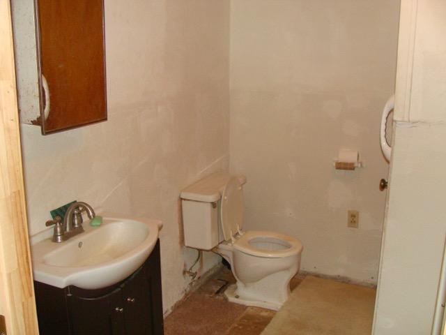 592 Mims Road DeFuniak Springs, FL 32433 - Photo 44 of 67 a bathroom with a sink and a toilet