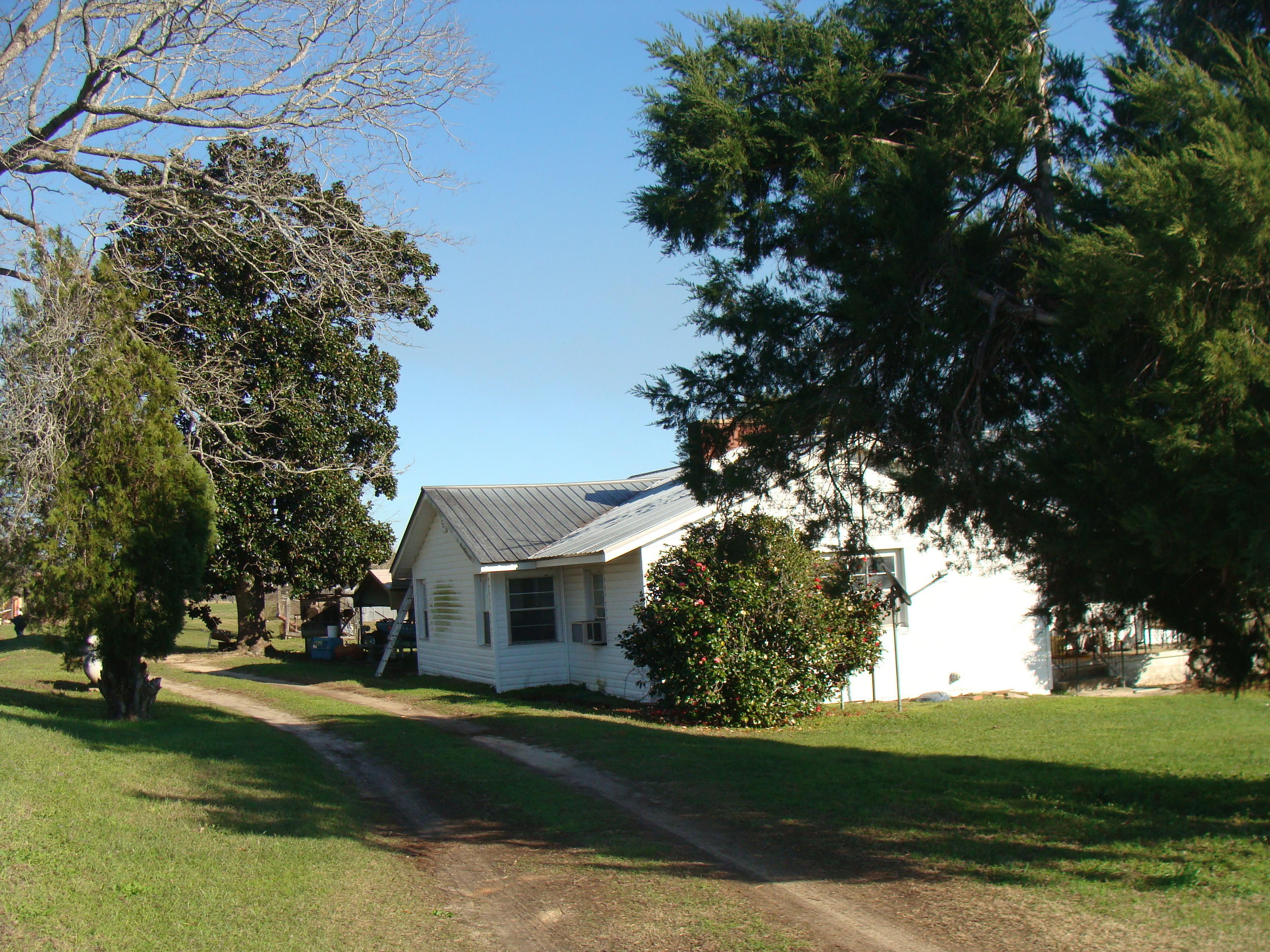 592 Mims Road DeFuniak Springs, FL 32433 - Photo 5 of 67 a front view of a house with a garden